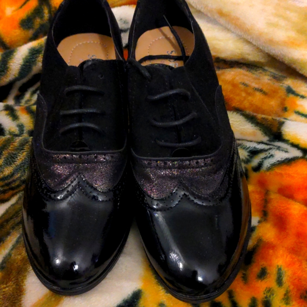 Women's black dress shoe